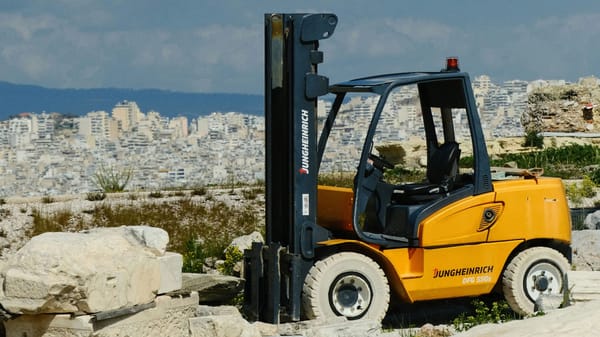 Grúa horquilla eléctrica vs diesel: ventajas y cuándo usar cada una